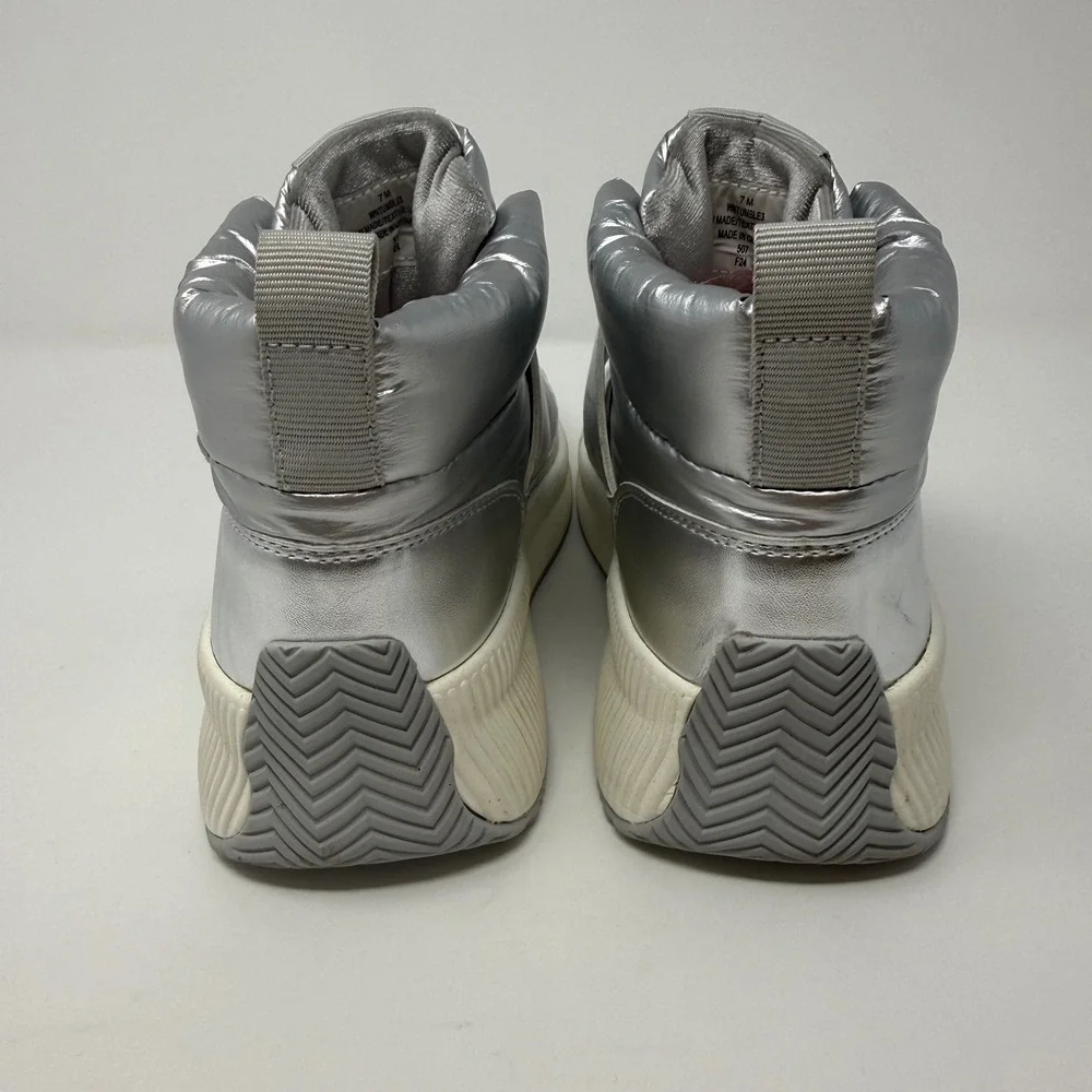 Nine West WNTUMBLE3 Silver Metallic Puffer Boot Sneakers Womens 7M Quilted Strap